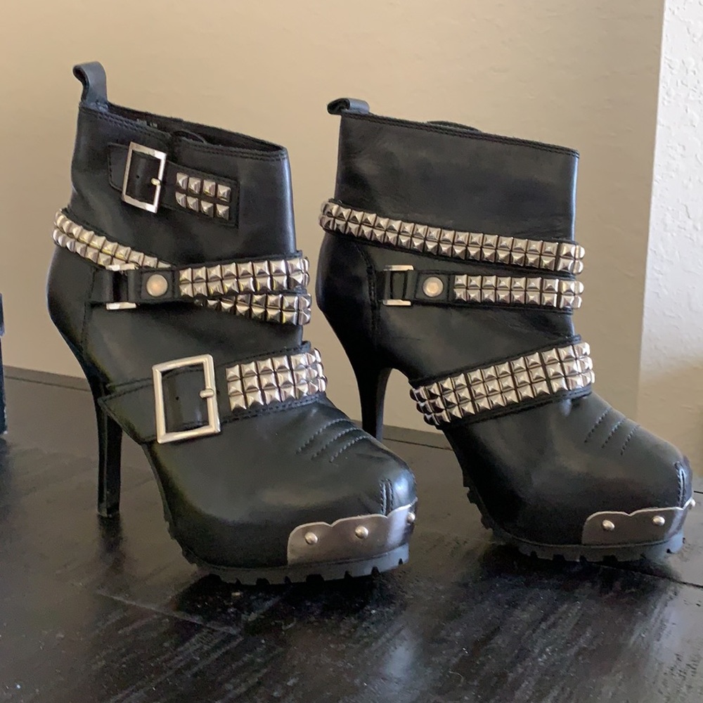 Gorgeous rock n roll style boots.